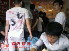 广西加盟商在考察品尝